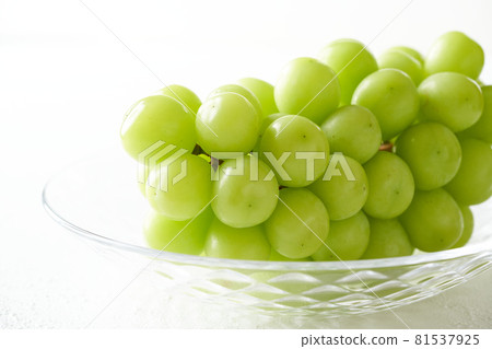 Shine Muscat in a glass bowl 81537925