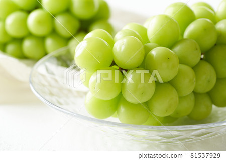 Shine Muscat in a glass bowl 81537929