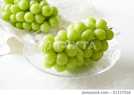 Shine Muscat in a glass bowl 81537936