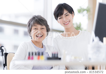 Long-term care make-up therapy Senior women receiving make-up Long-term care make-up therapy Senior women receiving make-up 81538572