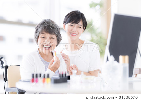 Long-term care make-up therapy Senior women receiving make-up Long-term care make-up therapy Senior women receiving make-up 81538576