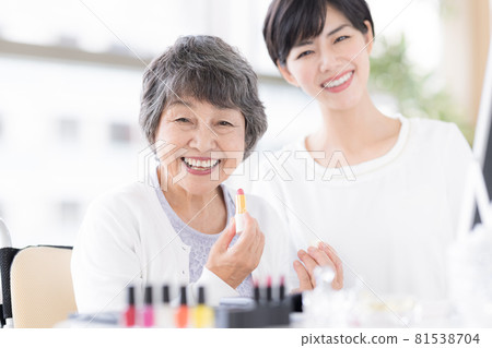 Long-term care make-up therapy Senior women receiving make-up Long-term care make-up therapy Senior women receiving make-up 81538704