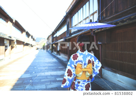 金澤東茶屋區和穿和服的女人 81538802