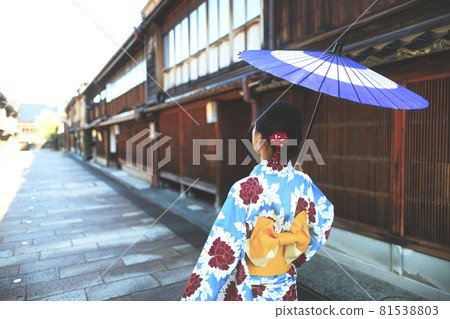 金澤東茶屋區和穿和服的女人 81538803