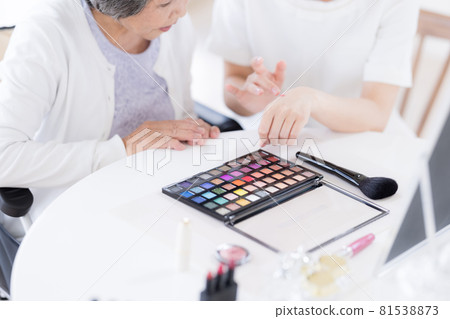 Long-term care make-up therapy Senior woman (at hand) receiving make-up Long-term care make-up therapy Senior woman (at hand) receiving make-up 81538873