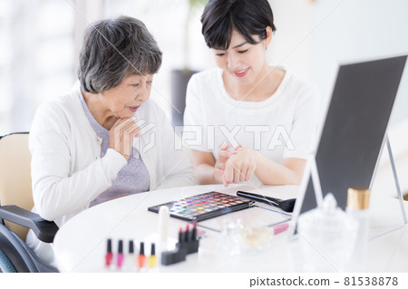 Long-term care make-up therapy Senior women receiving make-up Long-term care make-up therapy Senior women receiving make-up 81538878