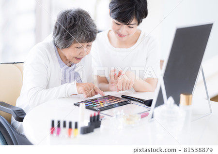 Long-term care make-up therapy Senior women receiving make-up Long-term care make-up therapy Senior women receiving make-up 81538879