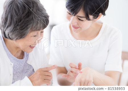 Long-term care make-up therapy Senior women receiving make-up Long-term care make-up therapy Senior women receiving make-up 81538933