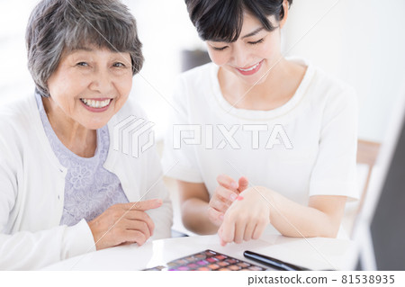 Long-term care make-up therapy Senior women receiving make-up Long-term care make-up therapy Senior women receiving make-up 81538935