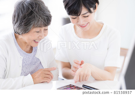 Long-term care make-up therapy Senior women receiving make-up Long-term care make-up therapy Senior women receiving make-up 81538937