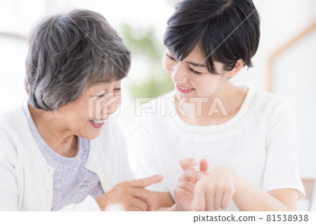 Long-term care make-up therapy Senior women receiving make-up Long-term care make-up therapy Senior women receiving make-up 81538938