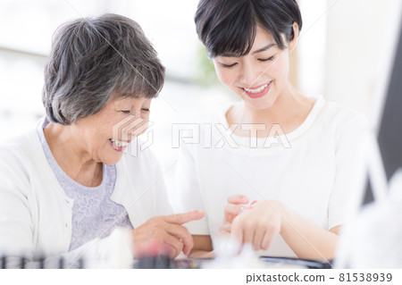 Long-term care make-up therapy Senior women receiving make-up Long-term care make-up therapy Senior women receiving make-up 81538939