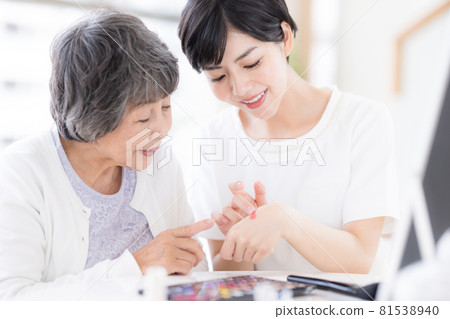 Long-term care make-up therapy Senior women receiving make-up Long-term care make-up therapy Senior women receiving make-up 81538940
