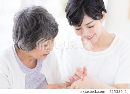 Long-term care make-up therapy Senior women receiving make-up Long-term care make-up therapy Senior women receiving make-up 81538941