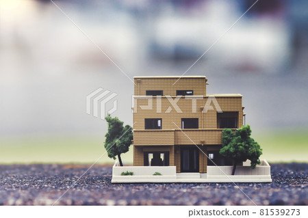 住宅模型和模糊的背景 81539273