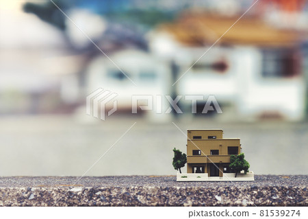 Residential model and blurred background 81539274