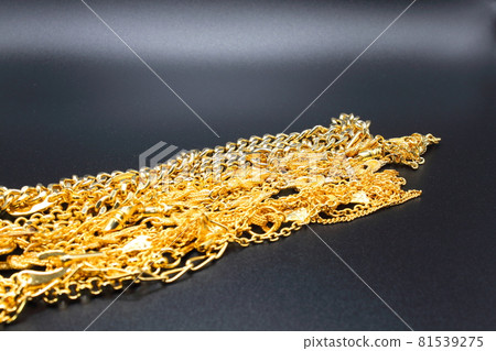 Glittering gold accessories 81539275