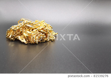 Glittering gold accessories 81539276
