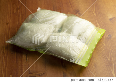 用保鮮膜包裹的冷凍米飯 用保鮮膜包裹的冷凍米飯 81540537