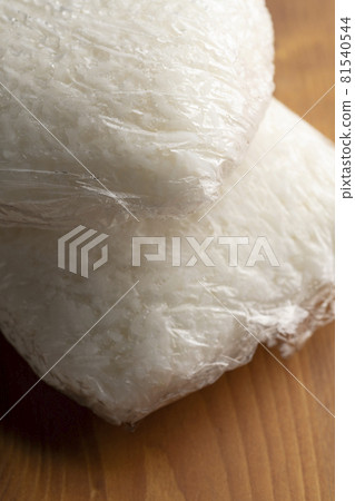 用保鮮膜包裹的冷凍米飯 用保鮮膜包裹的冷凍米飯 81540544