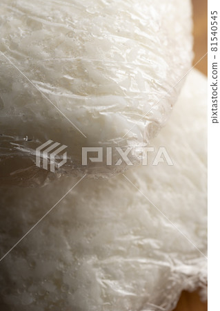 用保鮮膜包裹的冷凍米飯 用保鮮膜包裹的冷凍米飯 81540545