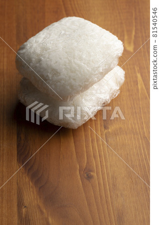 用保鮮膜包裹的冷凍米飯 用保鮮膜包裹的冷凍米飯 81540546