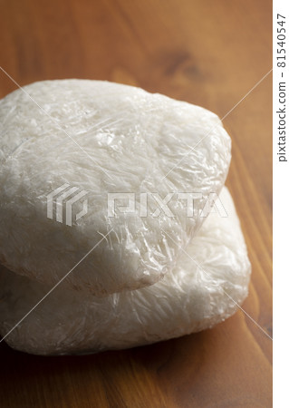 用保鮮膜包裹的冷凍米飯 用保鮮膜包裹的冷凍米飯 81540547
