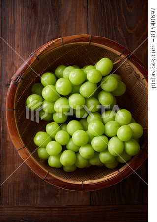 Shine Muscat in a colander 81540692