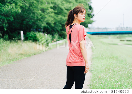 A woman jogging while listening to music 81540933