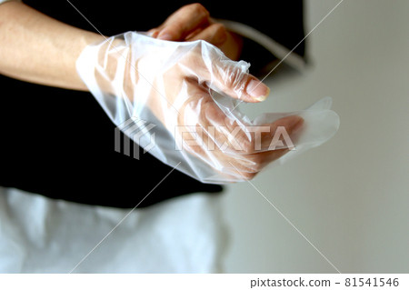 Image of torn disposable gloves 81541546