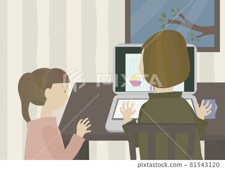 一位在家工作的母親和一個看著它的孩子 81543120