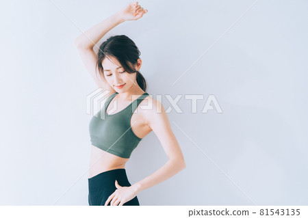 Young woman in sportswear 81543135