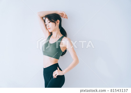穿著運動服的年輕女子 81543137