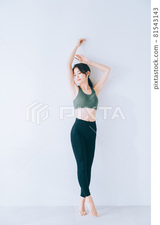 穿著運動服的年輕女子 81543143