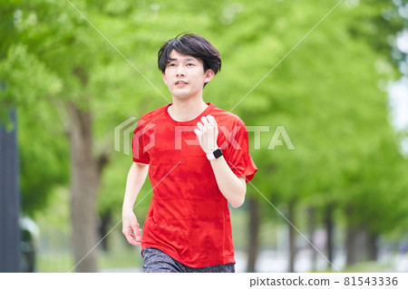 Young man running 81543336