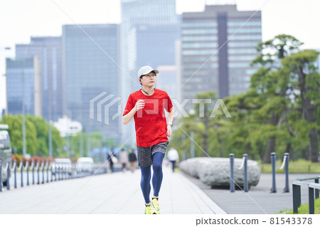 Young man running 81543378