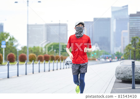 跑步的年輕人 81543410