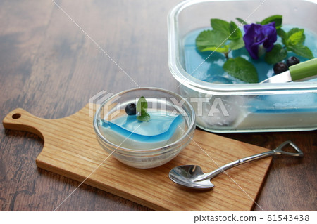 Two-layer jelly of panna cotta and butterfly pea 81543438