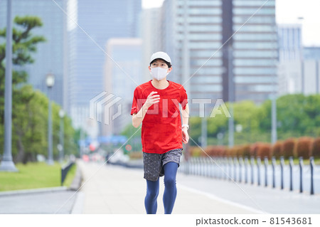 跑步的年輕人 81543681