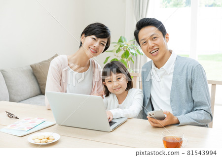 Portrait of a family of three, an elementary school girl, dad and mom 81543994