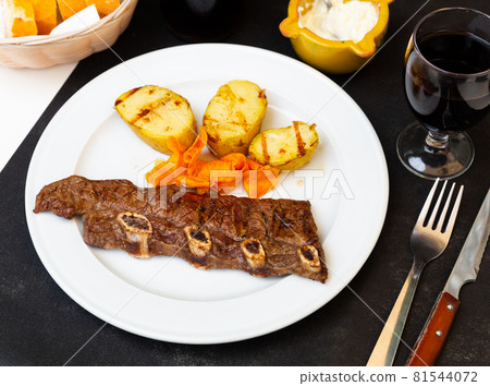 Portion of fried potatoes with beef steak 81544072