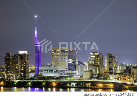 Beautiful night view of Fukuoka Fukuoka Tower shining in purple 81544338