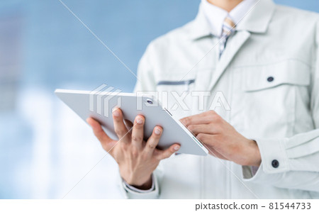 看著平板電腦的工人 看著平板電腦的工人 81544733