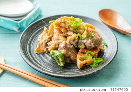 Stir-fried lotus root and chicken with miso 81547690