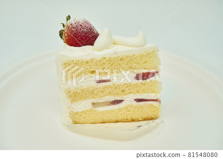 Macro shot of shortcake with strawberries from the side 81548080