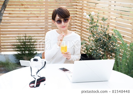 一位女士戴著墨鏡在戶外錄製視頻 81548448