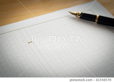 手稿紙和鋼筆寫作作家 手稿紙和鋼筆寫作作家 81548570