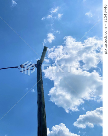 夏日的天空和復古的路燈 夏日的天空和復古的路燈 81549446