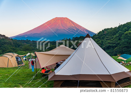 從“山梨縣”露營地看到的夕陽染紅的富士 從“山梨縣”露營地看到的夕陽染紅的富士 81550873