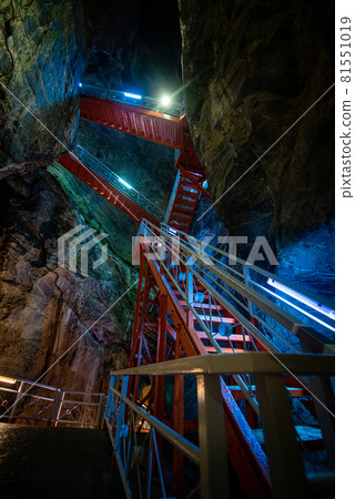Limestone cave sidewalk 81551019